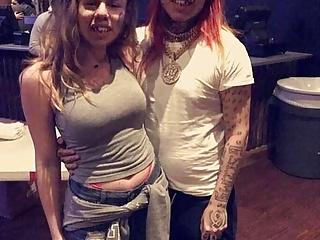 Überraschung - 6ix9ine mit einer Nahaufnahme