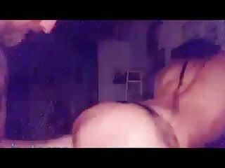 Kleine Amateur Hure macht die Beine breit