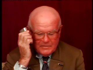 Alte Fotze fickt junges Mädchen im Wald