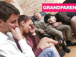 Awkward Teenager Pärchen hat Sex mit alten Mann