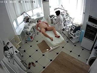 Versteckte Kamera im schönheitssalon filmt Mutter beim masturbieren