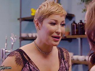 Reife Frau zeigt ihrer Stieftochter wie man richtig leckt