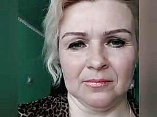 Russische Frau zieht vor der Kamera blank