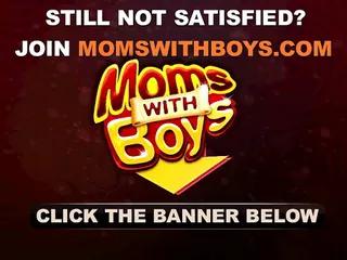 SIe tröstet den Kerl indem sie ihn entsaftet