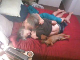 Oma kümmert sich um den Automechaniker