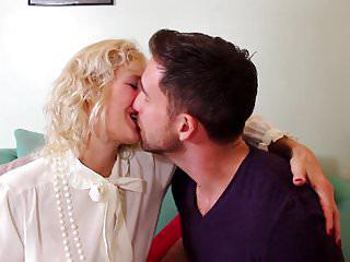 Große Milfs und Omas bekommen junge Schwänze zum ficken