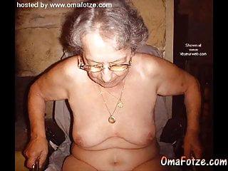 Oma macht es sich vor der Kamera