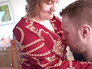 Tante Judy treibt es mit einem jüngeren Kerl zu Hause