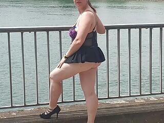 Der grösste Arsch der Schlampe im Freien präsentiert