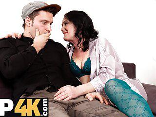 Reife Schlampe betrügt ihren Mann mit einem jungen Kerl